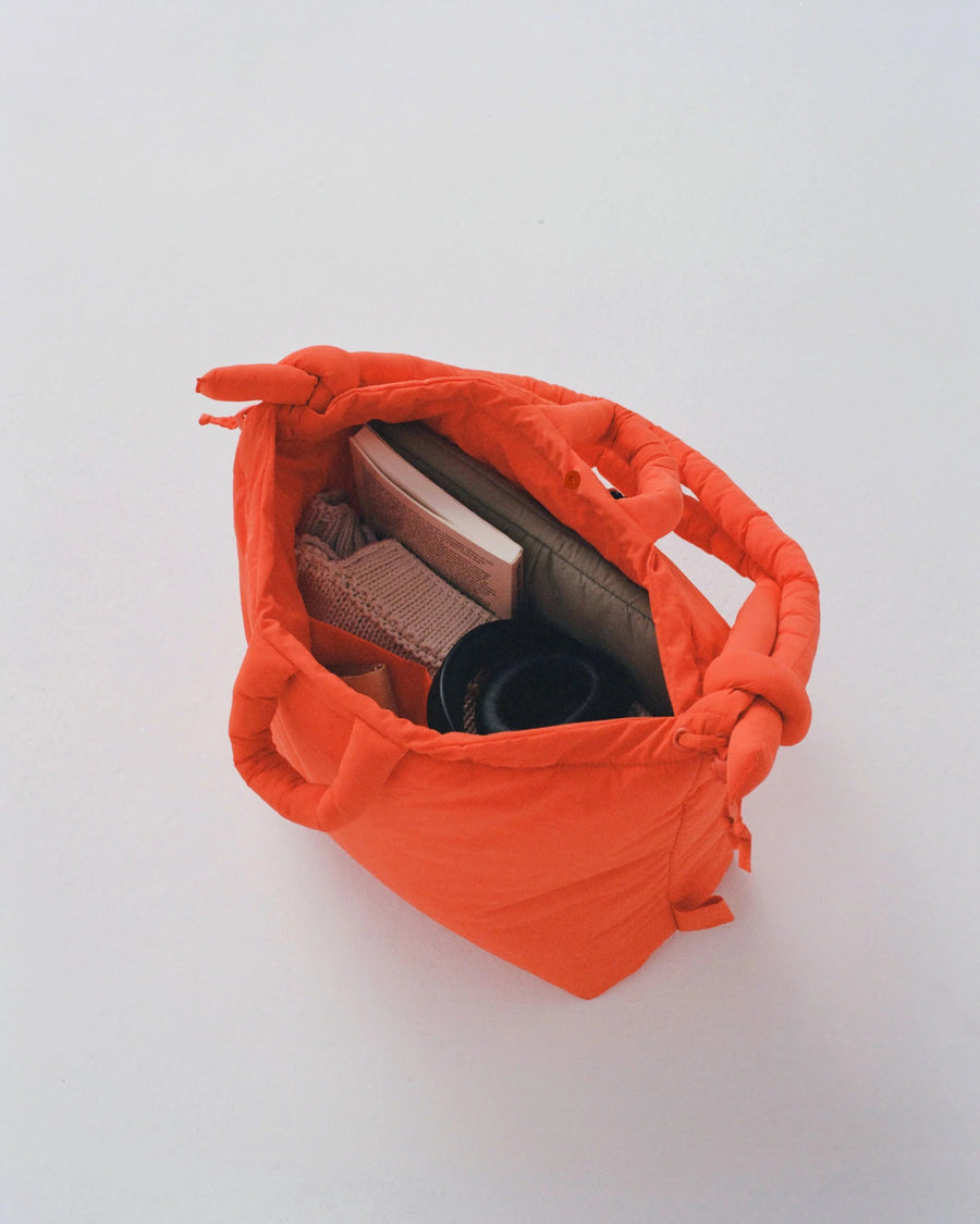 MAGNETIC CLASP AND INNER POCKET